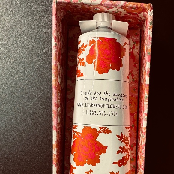 Library of Flowers Field Flowers 2.3 oz Handcreme NEW Sealed - Picture 5 of 5